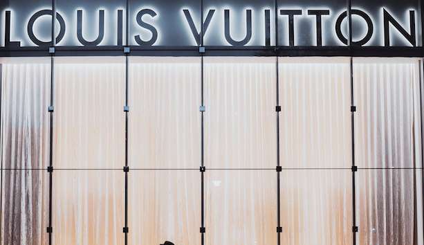 Louis Vuitton chama a atenção em desfile no Louvre