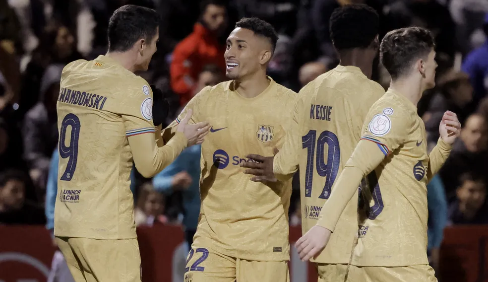 Em alta no Barcelona, Raphinha recebe elogios do técnico da equipe