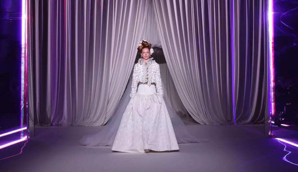 Marina Ruy Barbosa aparece como noiva em desfile de Giambattista Valli