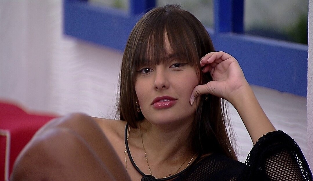 Conformada com Paredão, Thaís observa que as duplas estão sendo eliminadas do BBB 21