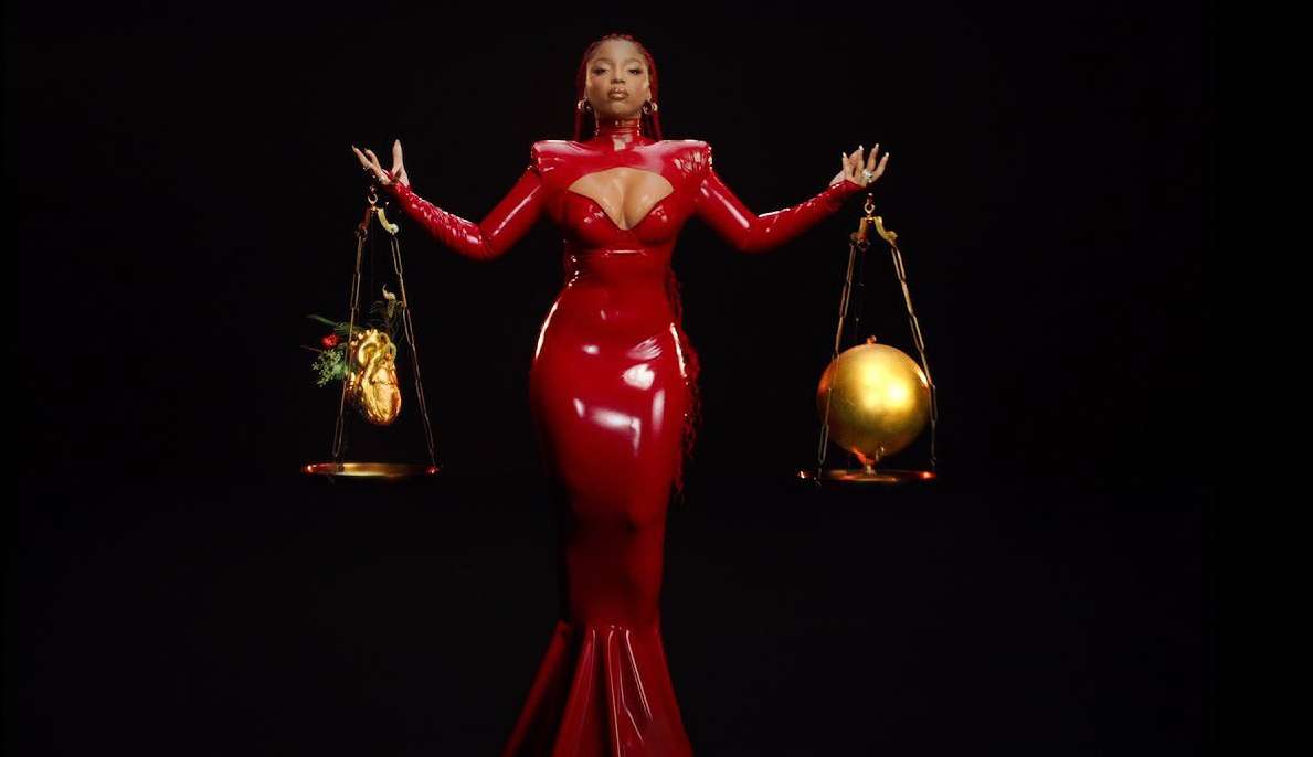 “In Pieces”: primeiro álbum solo de Chlöe será lançado em março de 2023