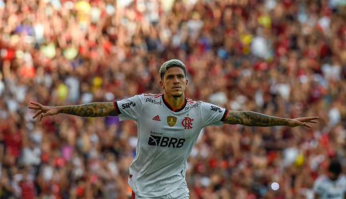 Atacante Pedro renova contrato com o Flamengo