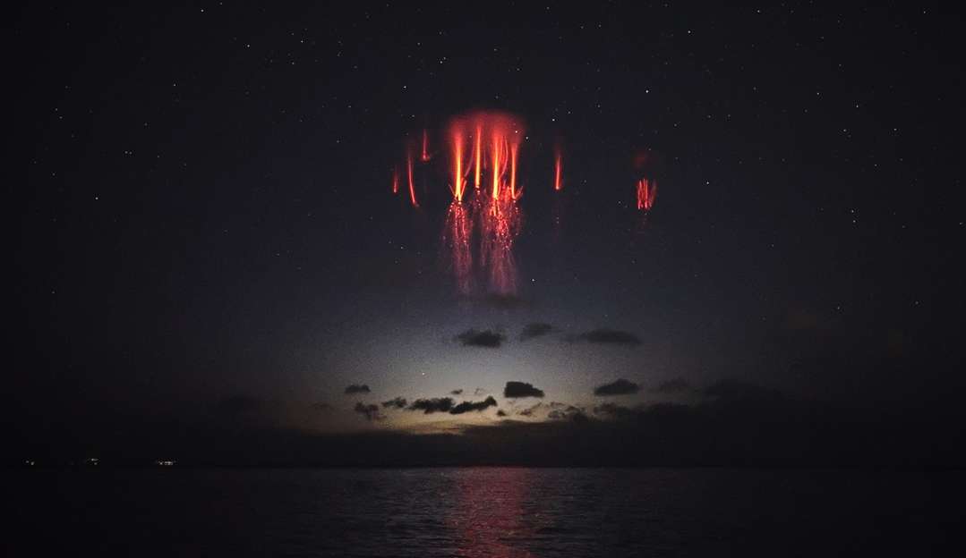 Raro “raios vermelhos” iluminam o céu em Santa Catarina