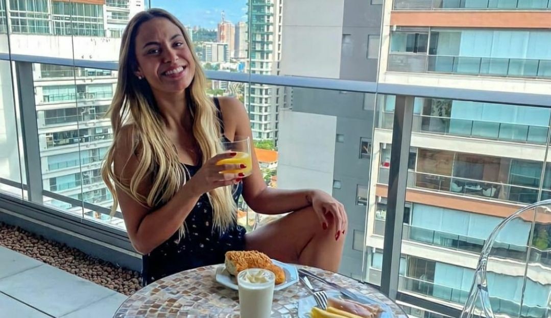 Ex-BBB Sarah diz que teve vontade de ficar com brother na casa