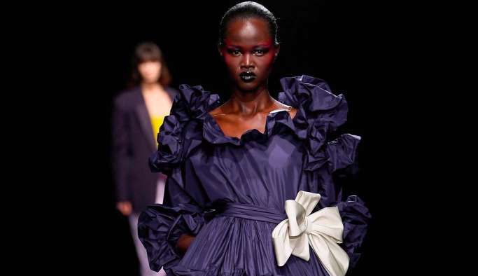 Valentino une a fusão da cultura do clube com a alta-costura