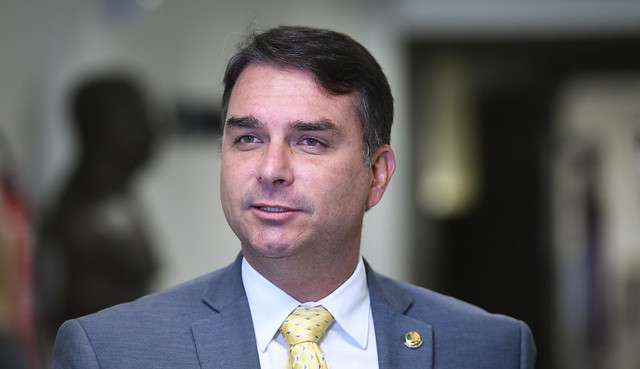 Flávio Bolsonaro fala sobre a possível volta do seu pai ao Brasil