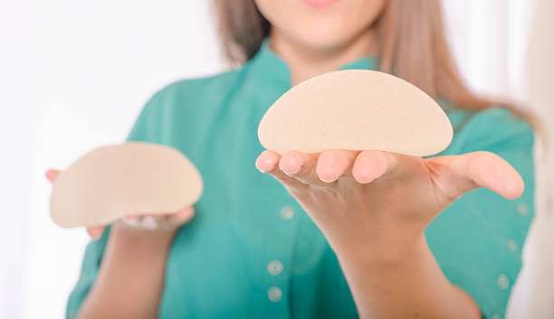 Silicone nas mamas: retirada das próteses é tendência em consultórios