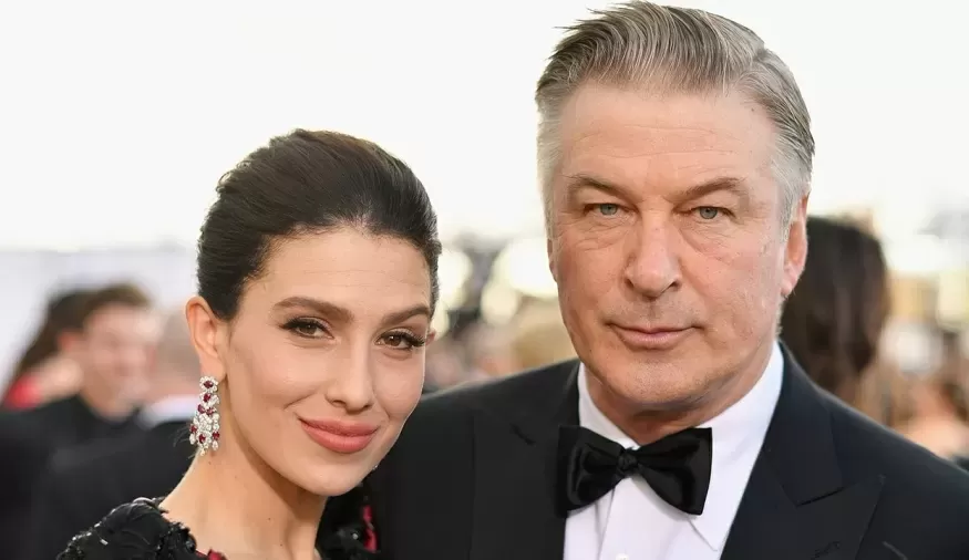 Mulher de Alec Baldwin desabafa e apoia marido após processo por morte em ‘Rust’