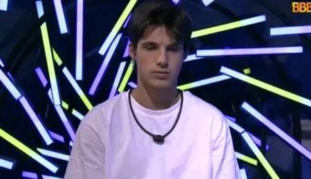 Gabriel machuca dedos após reação nervosa e pede ajuda à produção