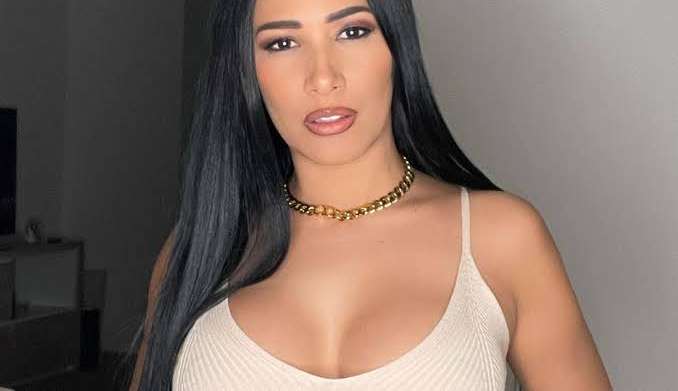 Simaria Mendes compartilha foto ousada e diz: “Quem é essa modelo”