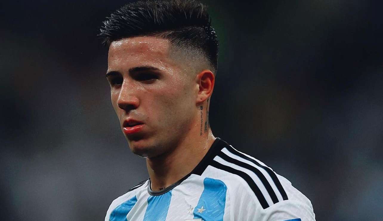 Chelsea anuncia a contratação de Enzo Fernández