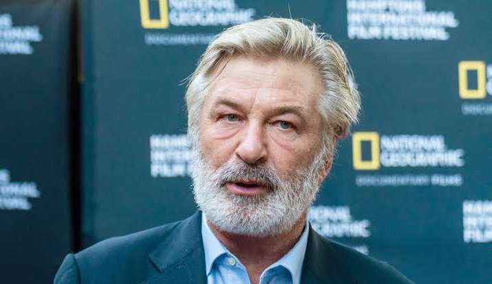 Ator Alec Baldwin é oficialmente acusado de homicídio culposo pela morte de Halyna Hucthins