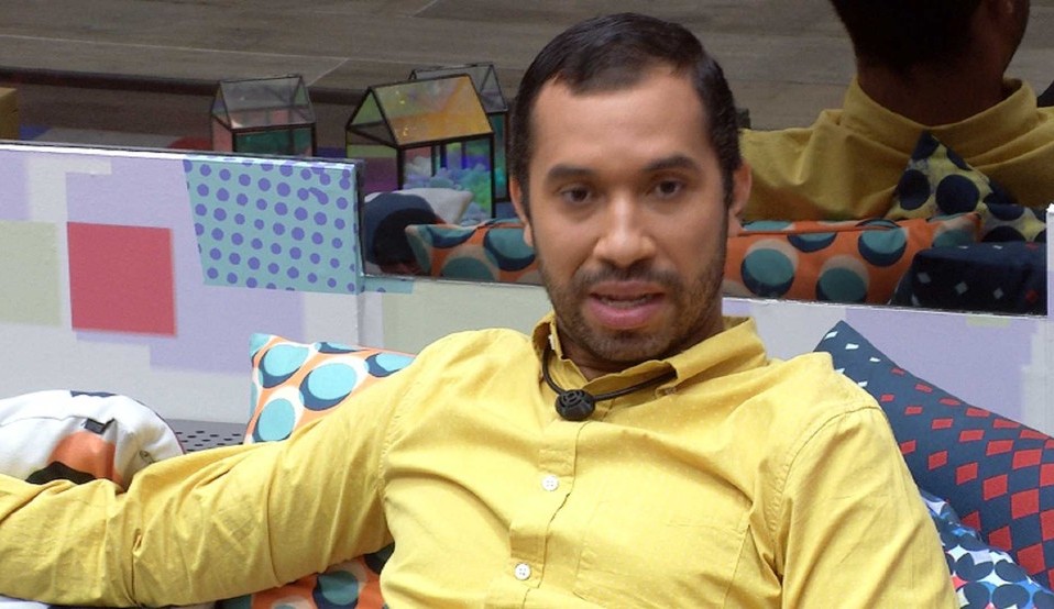 Gilberto e Pocah acreditam que Thais tenha saído em um paredão falso: “Ta me assistindo?”