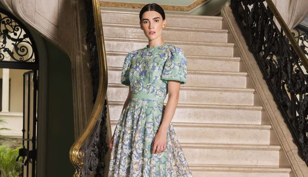 Nova coleção-cápsula de Martha Medeiros traz inspiração na moda real e boêmia parisiense