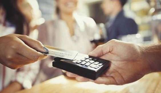 Novo golpe no cartão: Criminosos bloqueiam pagamento por aproximação