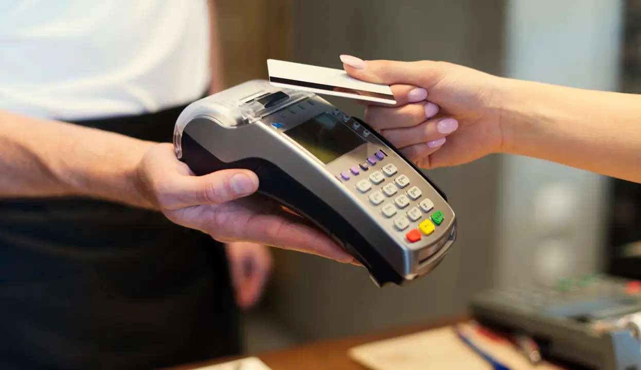 Golpe bloqueia pagamento por aproximação para roubar dados