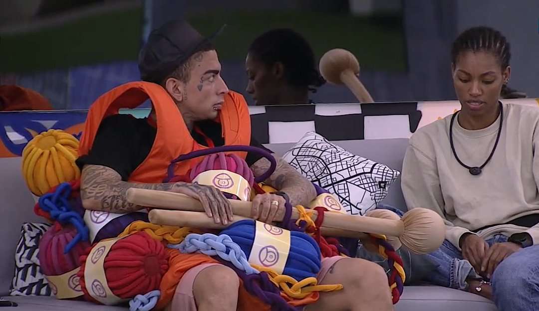 Tina fala com Guimê sobre comportamento do Ricardo quando a sister atendeu o Big Fone