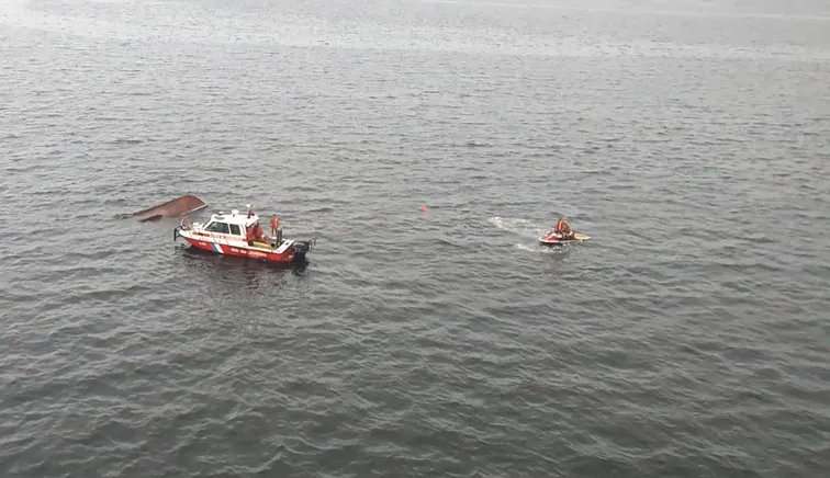 Bombeiros ainda buscam sobreviventes em acidente de uma Traineira no Rio de Janeiro