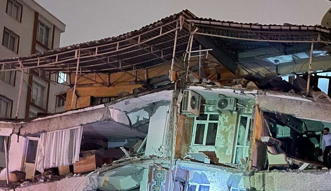 Forte terremoto deixa 1400 mortos na fronteira entre Turquia e Síria