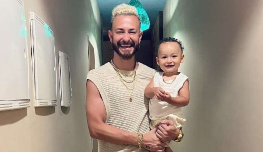 Baby Cris encanta ao assistir Fred cantando no confessionário do BBB 23