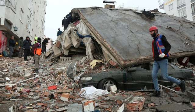 Mortes na Turquia e Síria já passam de 5 mil; Madrugada fria e escombros dificultam resgates