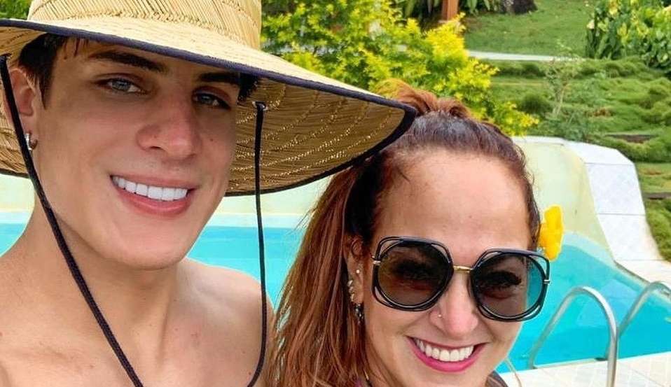 Mãe do Neymar é vista junta do ex-namorado, com quem teve relacionamento polêmico