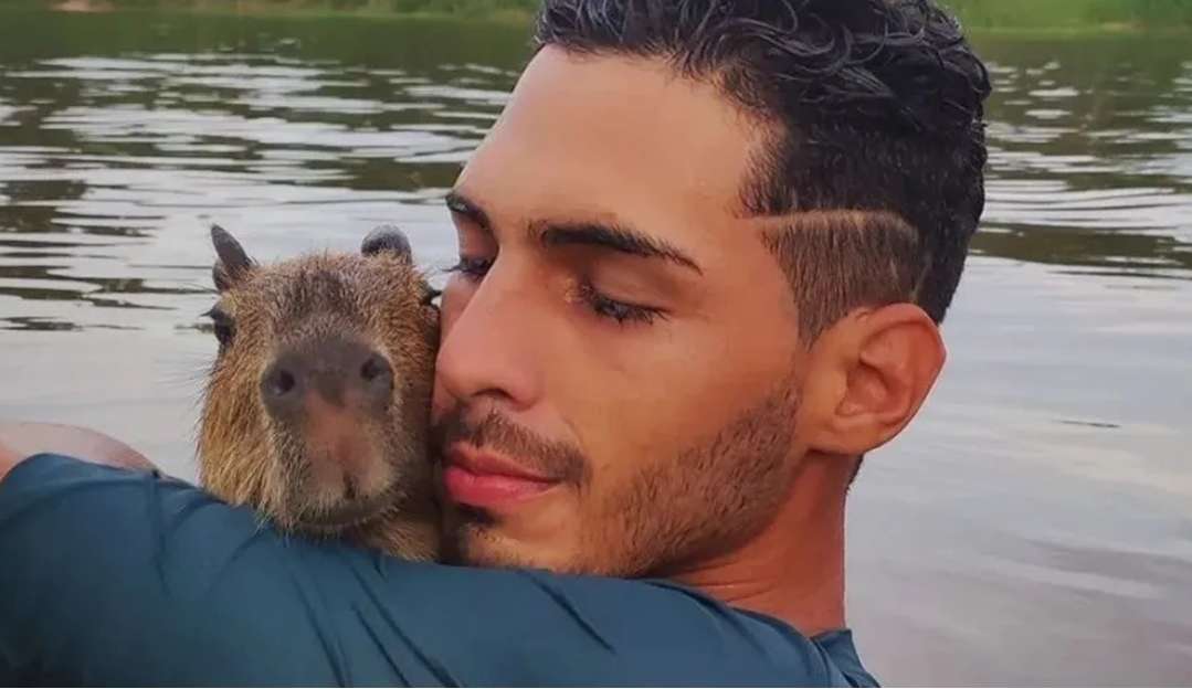 Amizade entre capivara e fazendeiro viraliza nas redes sociais