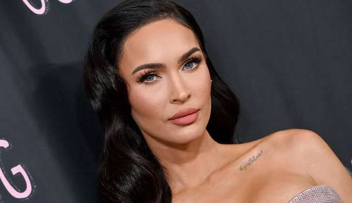 Megan Fox posta foto com cartaz sobre violência doméstica e deixa fãs preocupados