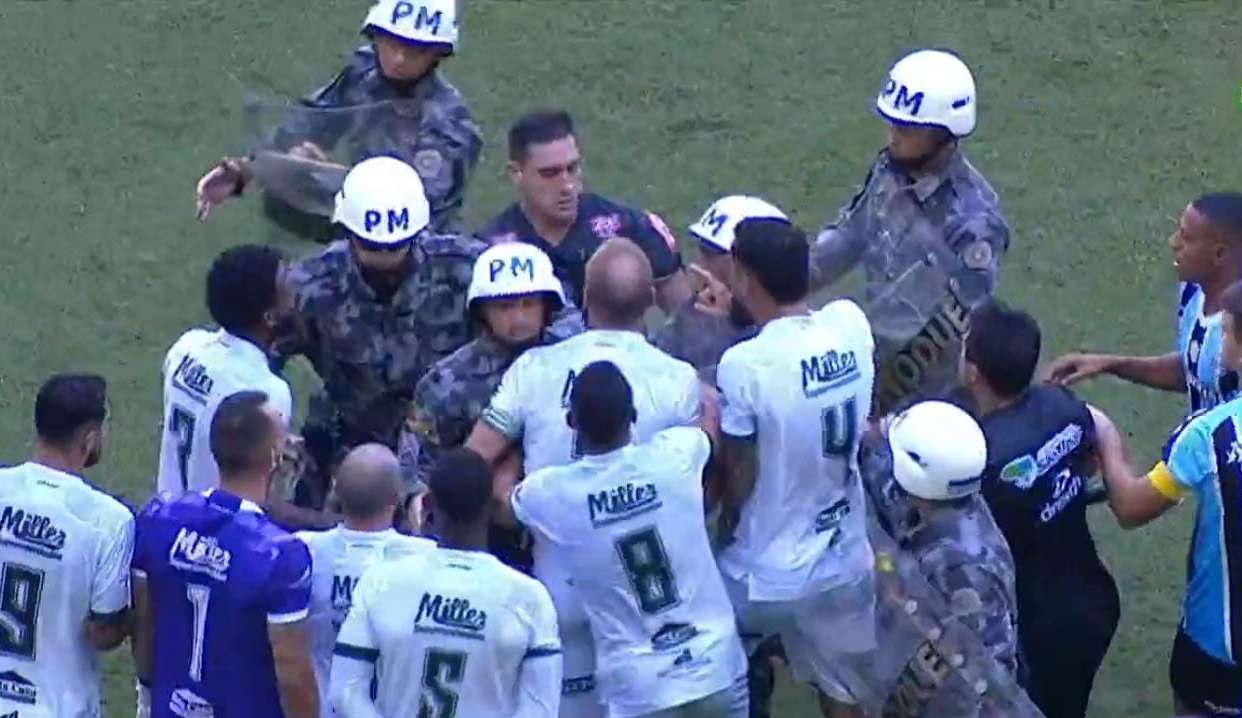 Jogadores do Avenida partem para cima do árbitro e são expulsos