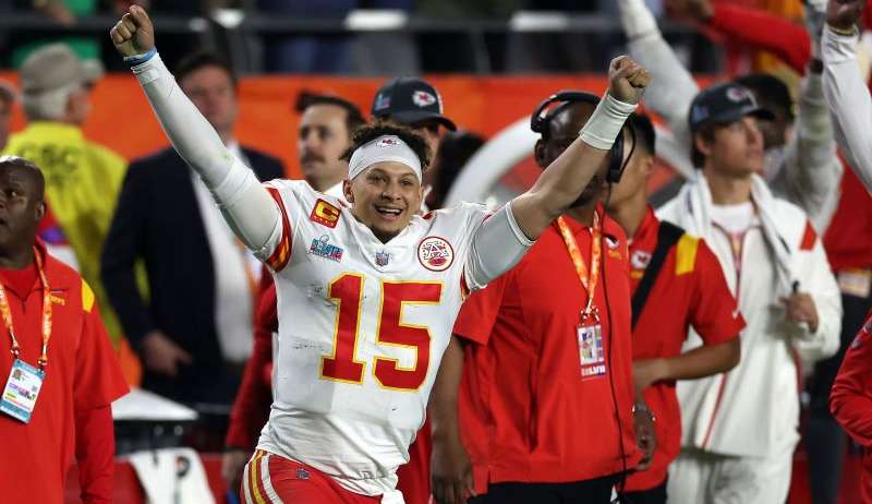 Chiefs batem os Eagles de virada e conquistam o Super Bowl LVII