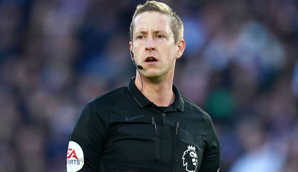 Árbitro da Premier League é suspenso após erro de VAR em gol do Brighton