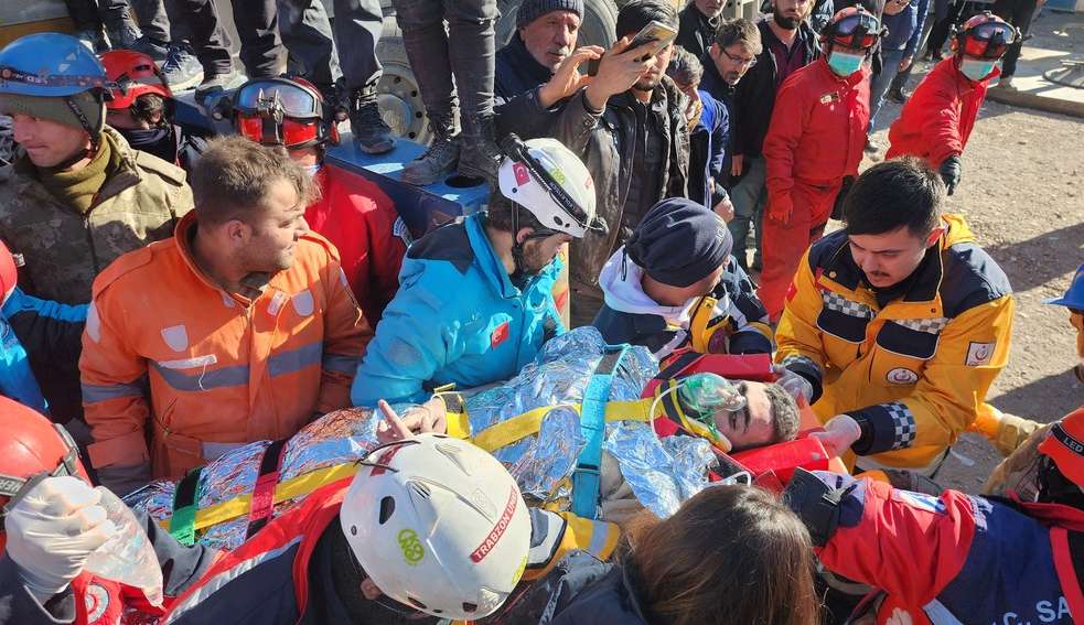 Turquia faz resgates surpreendentes enquanto número de mortos já passa de 37 mil