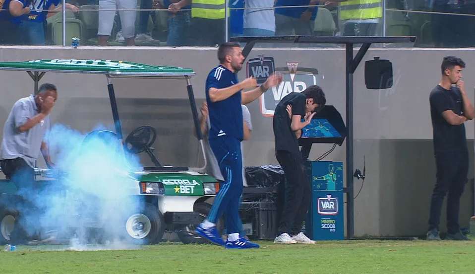 Árbitro denuncia copos com líquido amarelo e bombas lançadas no campo
