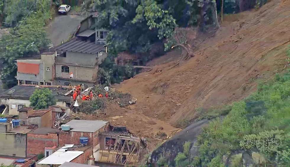 Desabamentos em São Gonçalo deixam um morto e três desaparecidos