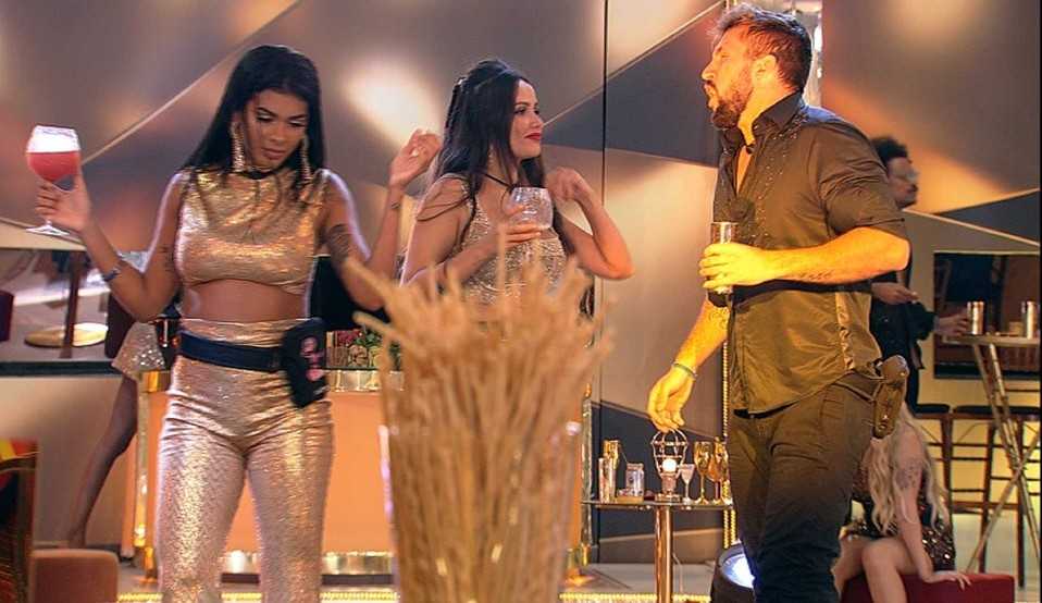 Juliette brinca “/Perdoa, Carla Diaz, esse pobre vagabundo”/