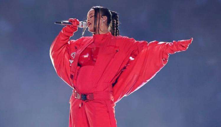 Rihanna volta às paradas musicais após Super Bowl