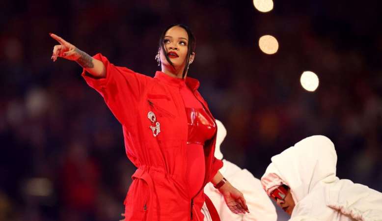 Confira os detalhes da make usada por Rihanna no Super Bowl