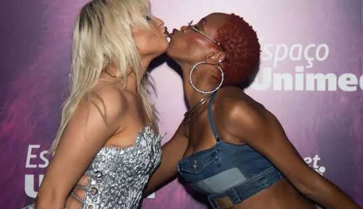 Luísa Sonza dá selinho em Karol Conká: “Aquelas que o país inteiro nunca vai tombar”