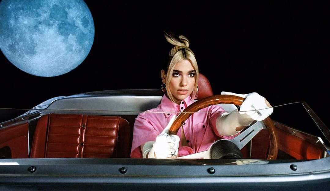 Dua Lipa faz história ao ter dois álbuns com mais de 10 bilhões de streams no Spotify