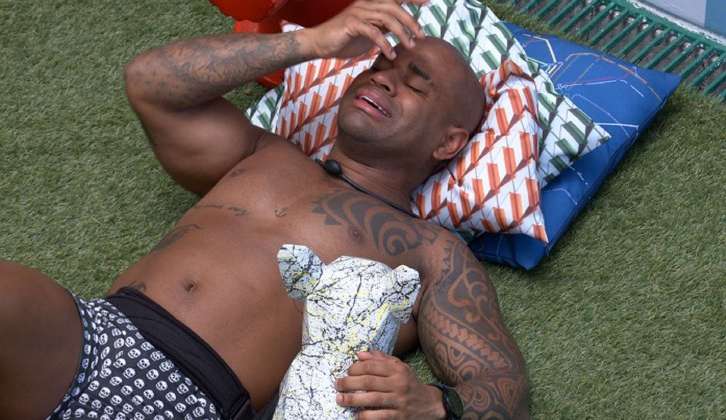 BBB 23: Cézar sofre sozinho abraçado a escultura de cachorro