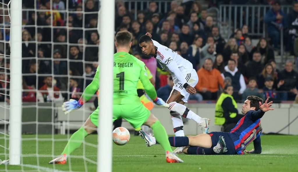 Em jogaço eletrizante no Camp Nou, Barcelona e Manchester United empatam por 2 a 2