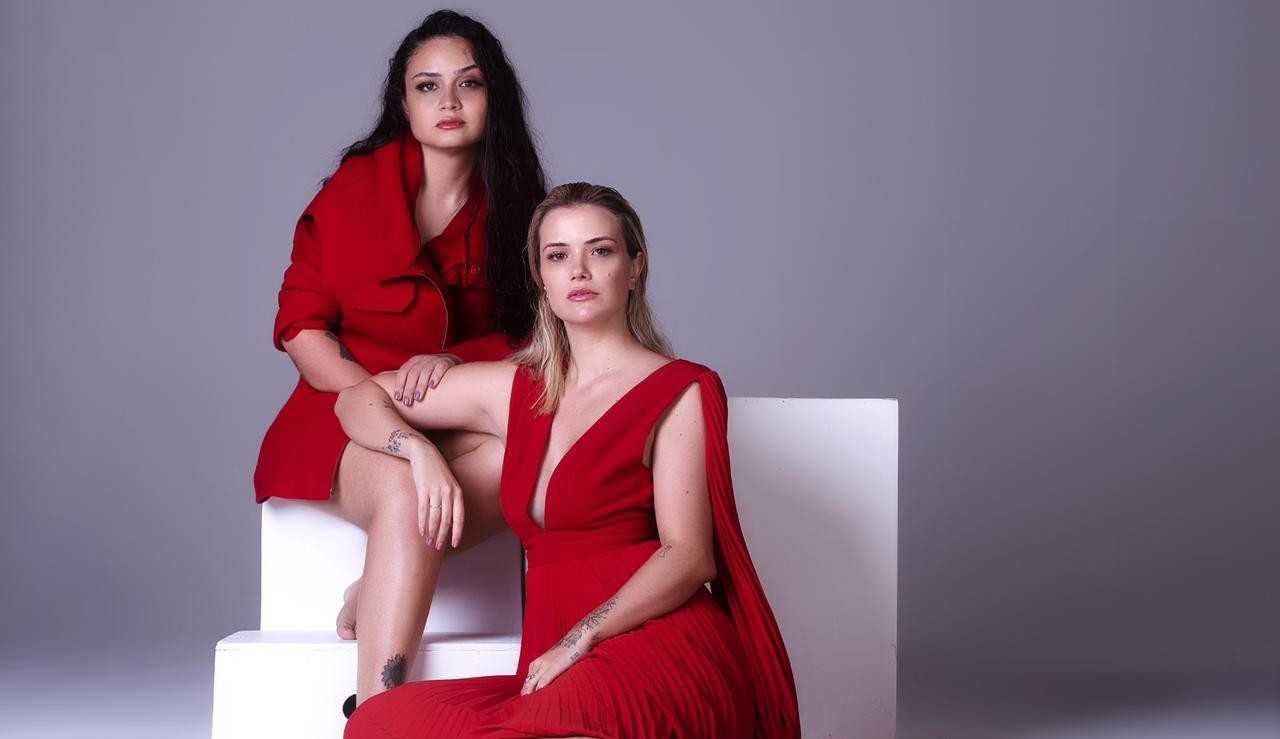 Marcela McGowan conta como tem sido morar com sua namorada: ‘experiência maravilhosa’