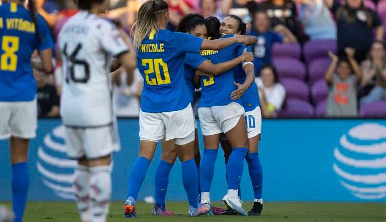 Marta volta aos gramados depois de lesão e muda o jogo