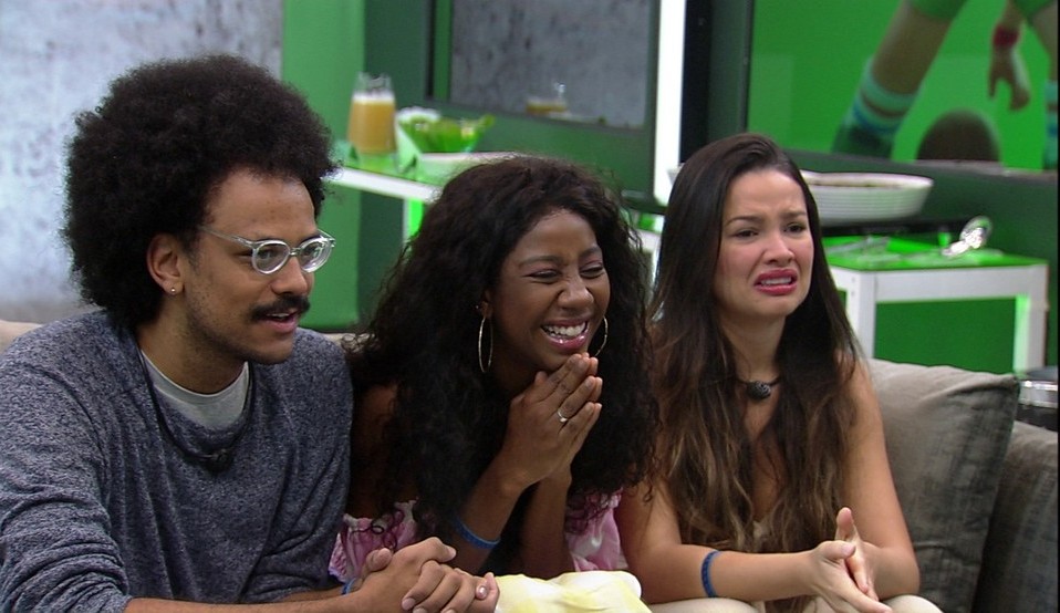 Camilla de Lucas recebe vídeo de seus familiares em último almoço do anjo no BBB 21