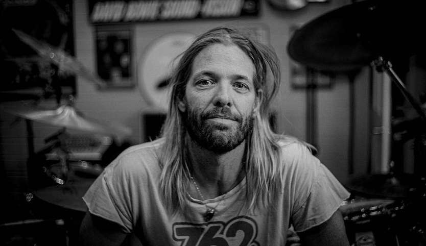 Foo Fighters presta homenagem a Taylor Hawkins