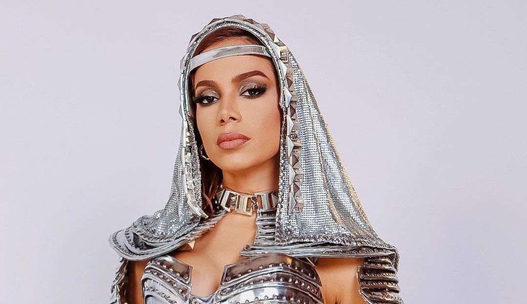 Anitta interrompe bloco após tentativa de roubo