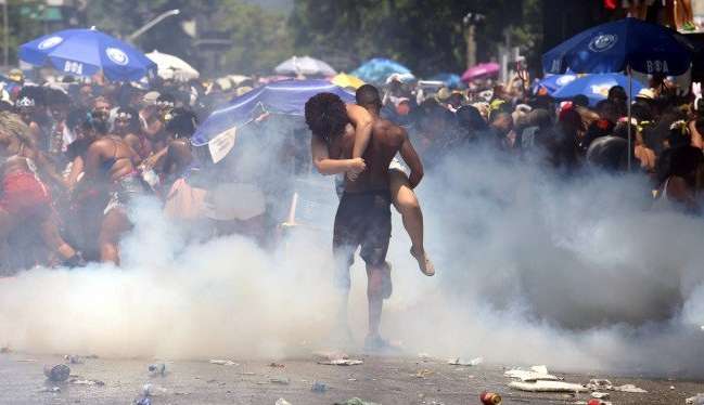 Atirador invade bloco carnavalesco no Rio de Janeiro e mata 4 pessoas, incluindo uma criança