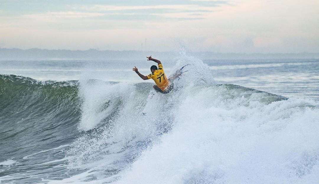 Filipe Toledo derrota Griffin Colapinto e vence a etapa de Sunset Beach da WSL
