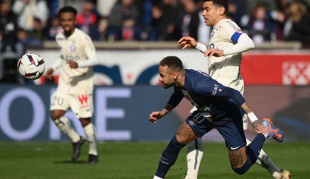 Neymar inicia tratamento de lesão no tornozelo e recebe o apoio de Mbappé: “Espero que volte logo”