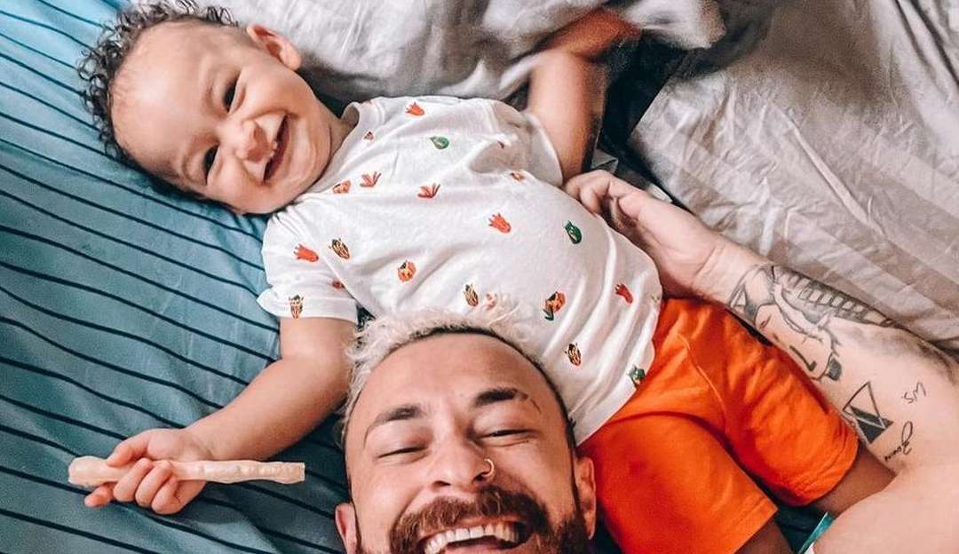BBB 23: Fred entrega reação de seu filho Baby Cris à fotos: “o que essa pessoa está abraçando meu pai